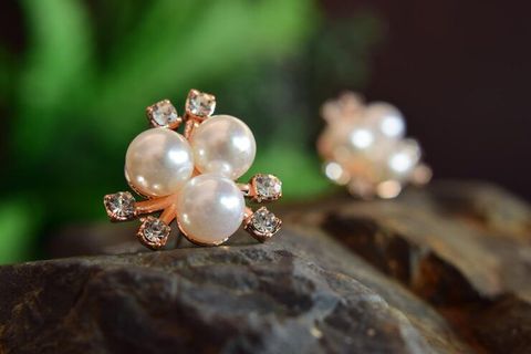 Pearl Studs Guide: Understanding Types, Shapes, and Classic Designs