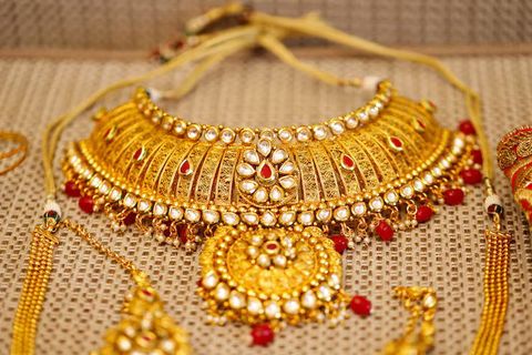 Gold Necklace Tips: Matching Necklaces With Outfits