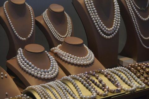 Pearl Necklaces: Complete Guide to Types, Styles, Quality, Care, and How to Choose the Right One